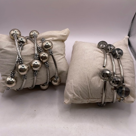 2 vintage brackets 1 memory wire silver balls and cylinder 3 stretch bracelet - Picture 1 of 6